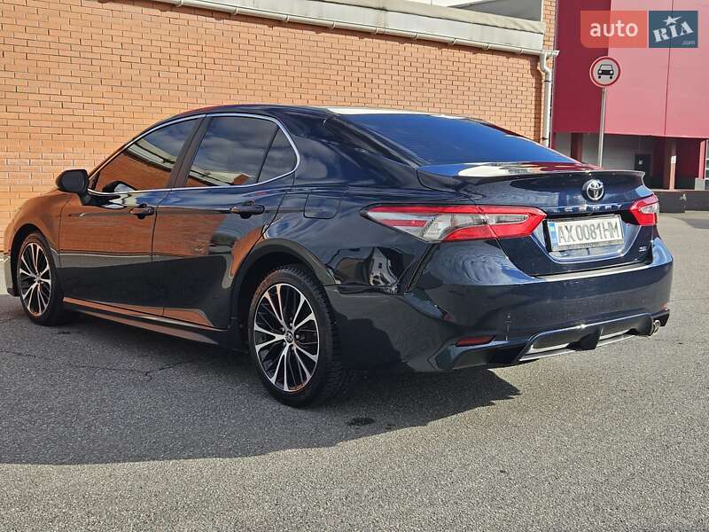 Седан Toyota Camry 2018 в Киеве