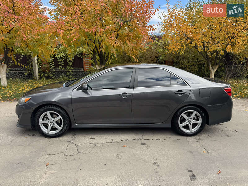 Седан Toyota Camry 2014 в Киеве
