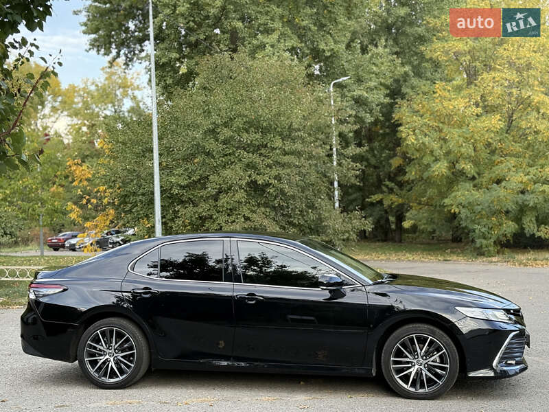Седан Toyota Camry 2023 в Дніпрі