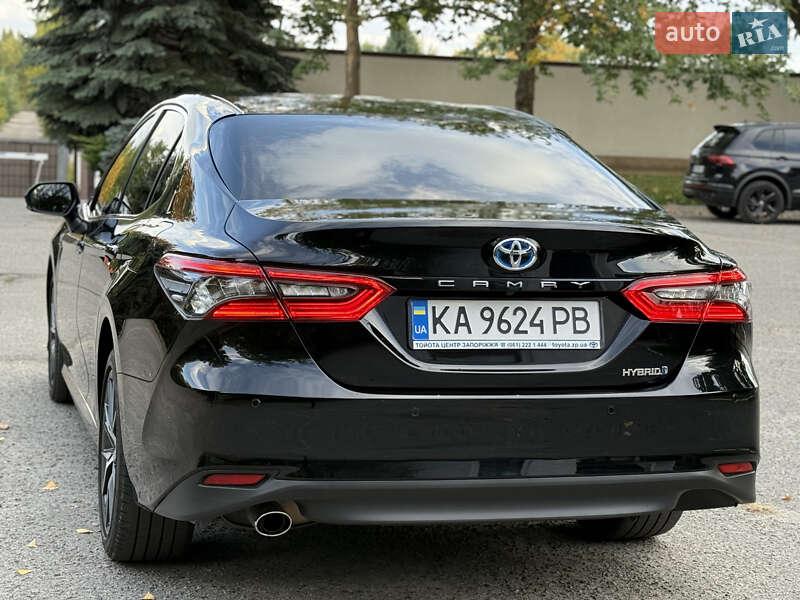 Седан Toyota Camry 2023 в Дніпрі