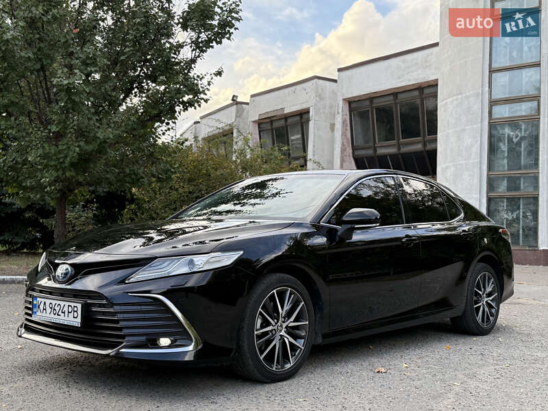 Седан Toyota Camry 2023 в Дніпрі