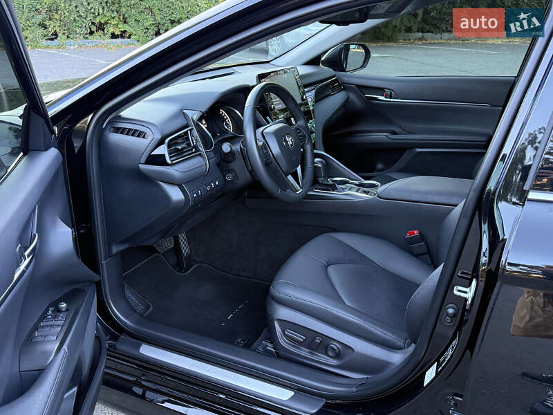 Седан Toyota Camry 2023 в Дніпрі