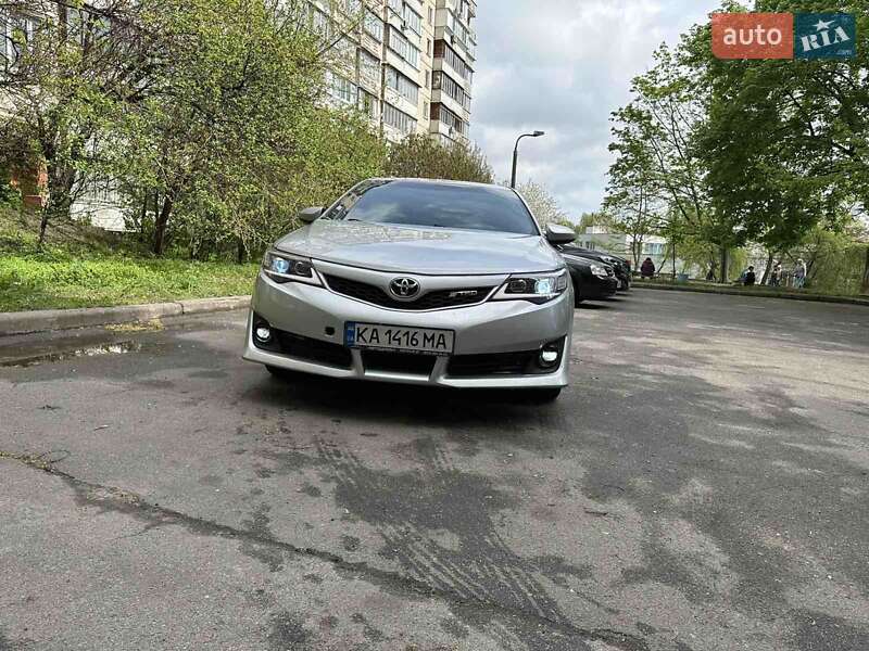Седан Toyota Camry 2014 в Киеве