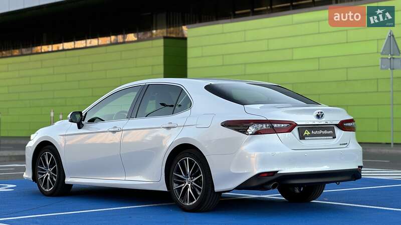 Седан Toyota Camry 2021 в Киеве