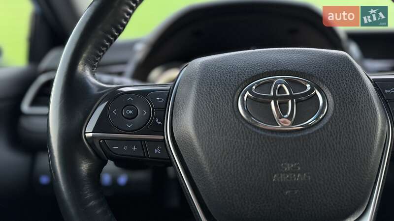 Седан Toyota Camry 2021 в Киеве
