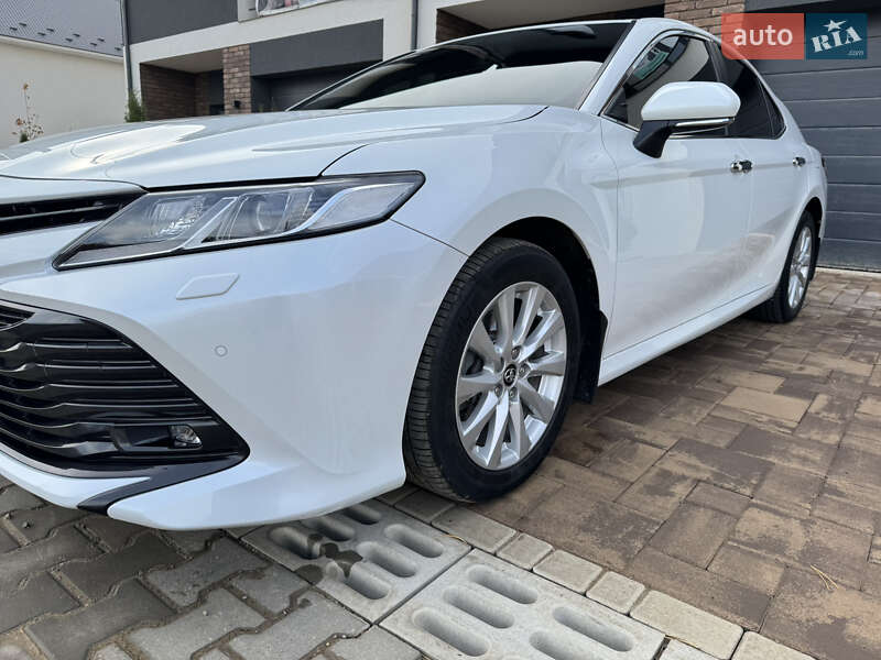 Седан Toyota Camry 2017 в Чернівцях