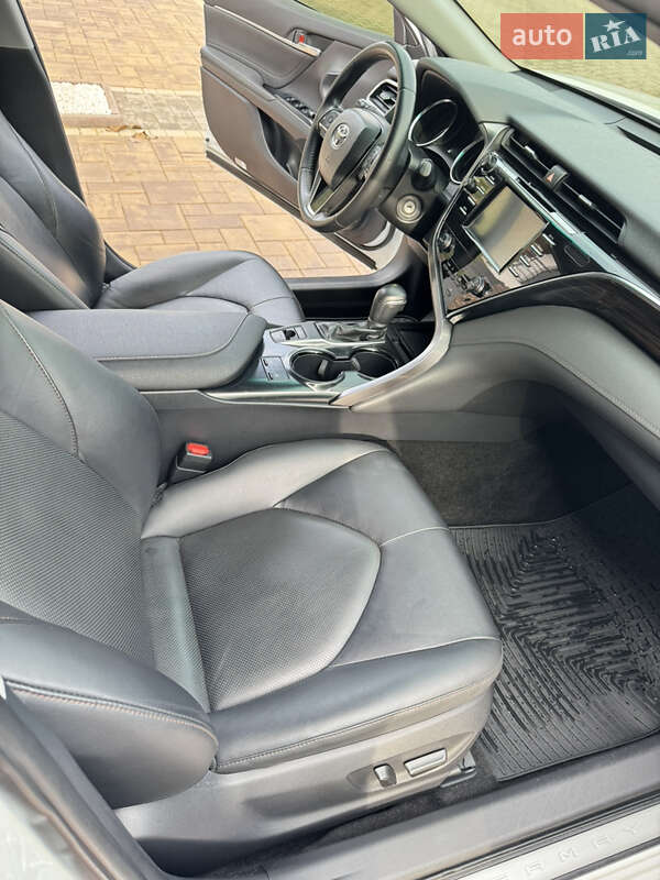 Седан Toyota Camry 2017 в Чернівцях