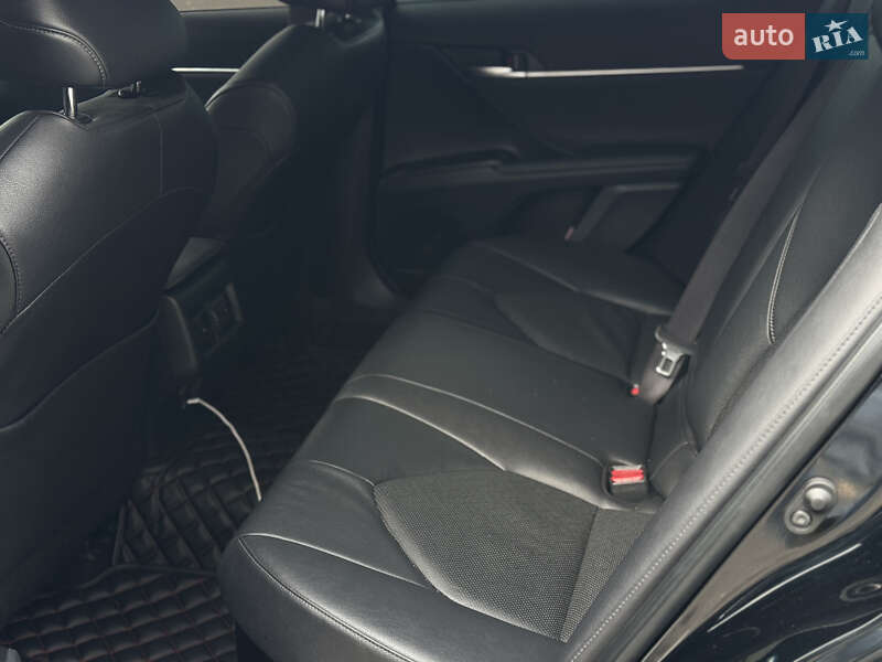 Седан Toyota Camry 2023 в Виннице