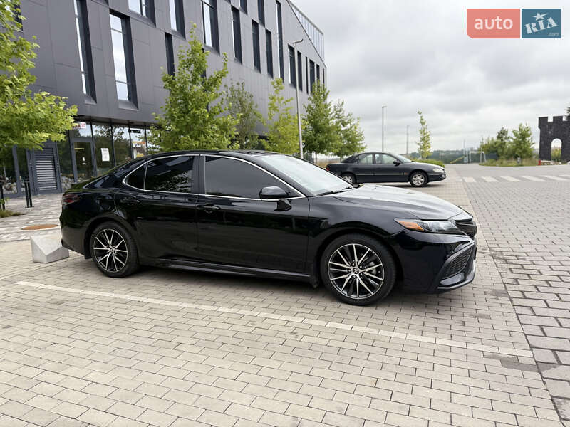 Седан Toyota Camry 2022 в Ровно