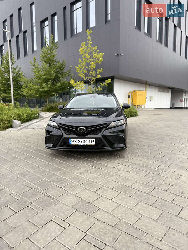 Седан Toyota Camry 2022 в Ровно