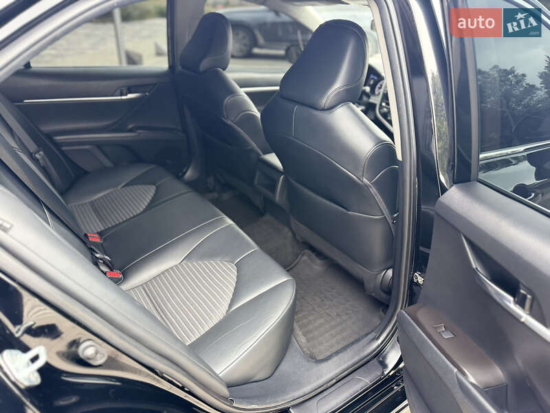 Седан Toyota Camry 2022 в Ровно