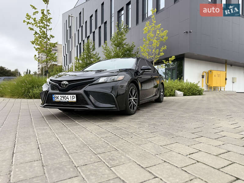 Седан Toyota Camry 2022 в Ровно