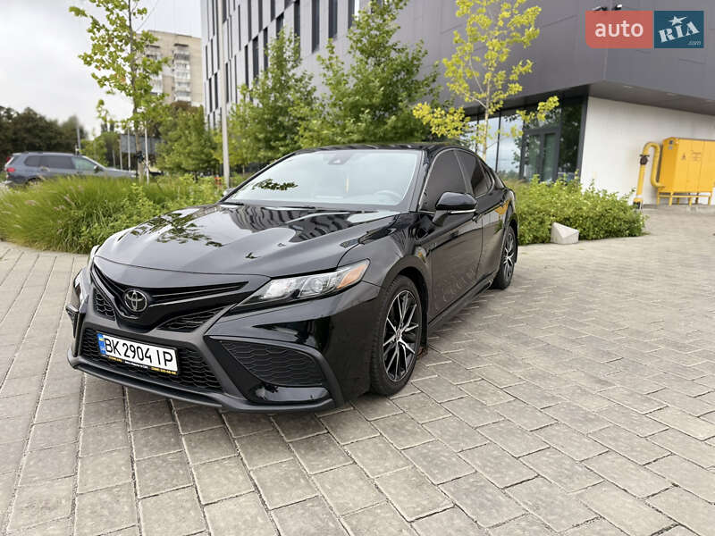 Седан Toyota Camry 2022 в Ровно