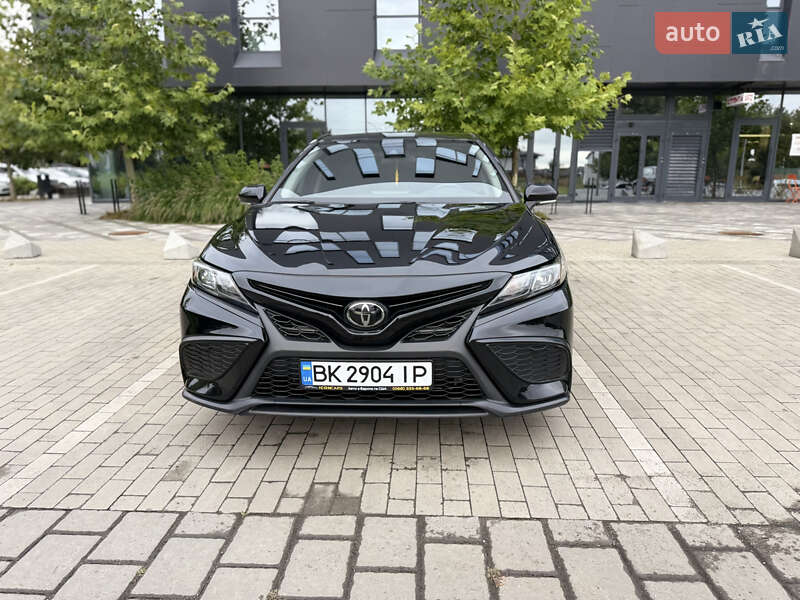 Седан Toyota Camry 2022 в Ровно