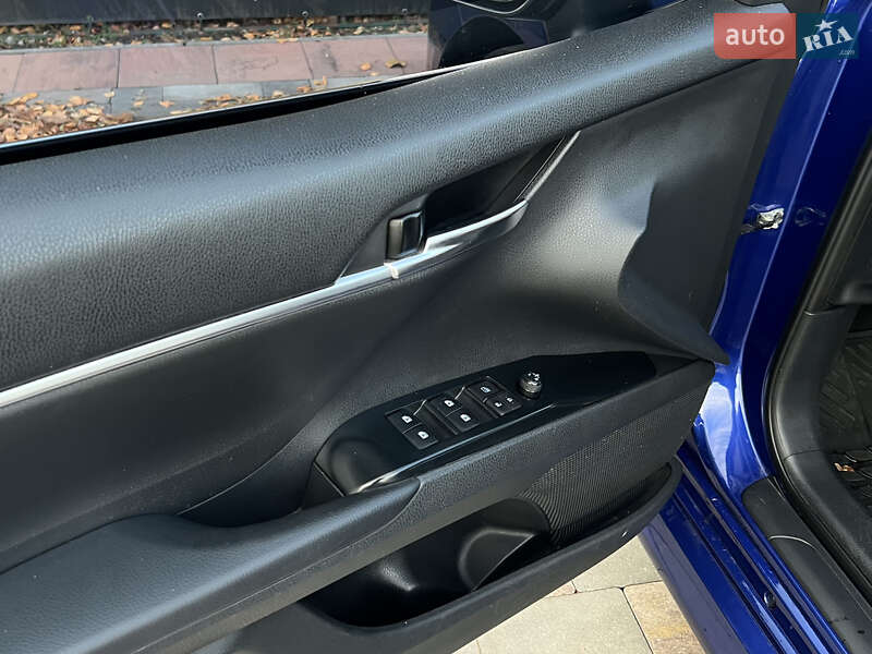 Седан Toyota Camry 2018 в Киеве