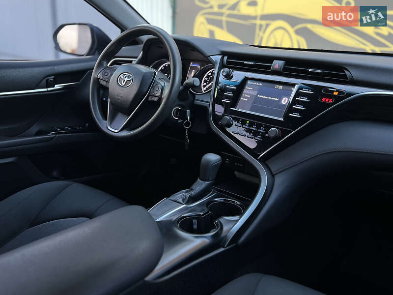 Седан Toyota Camry 2018 в Киеве