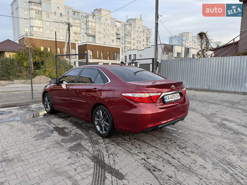 Седан Toyota Camry 2016 в Киеве