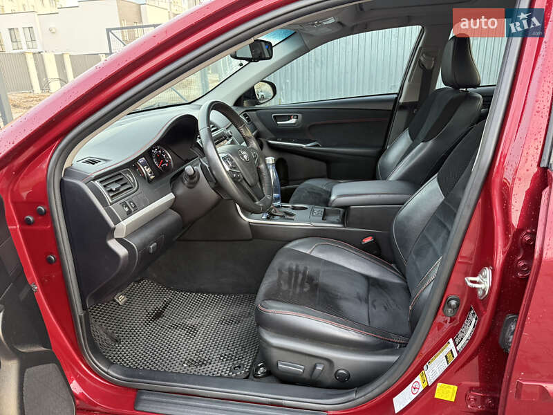 Седан Toyota Camry 2016 в Киеве