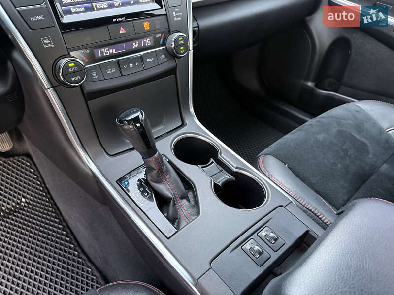 Седан Toyota Camry 2016 в Киеве