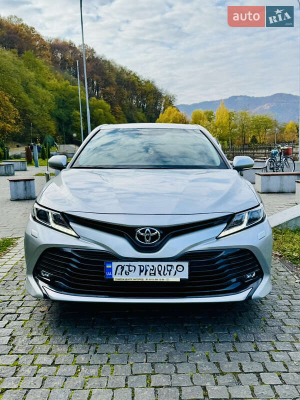 Седан Toyota Camry 2020 в Хусте