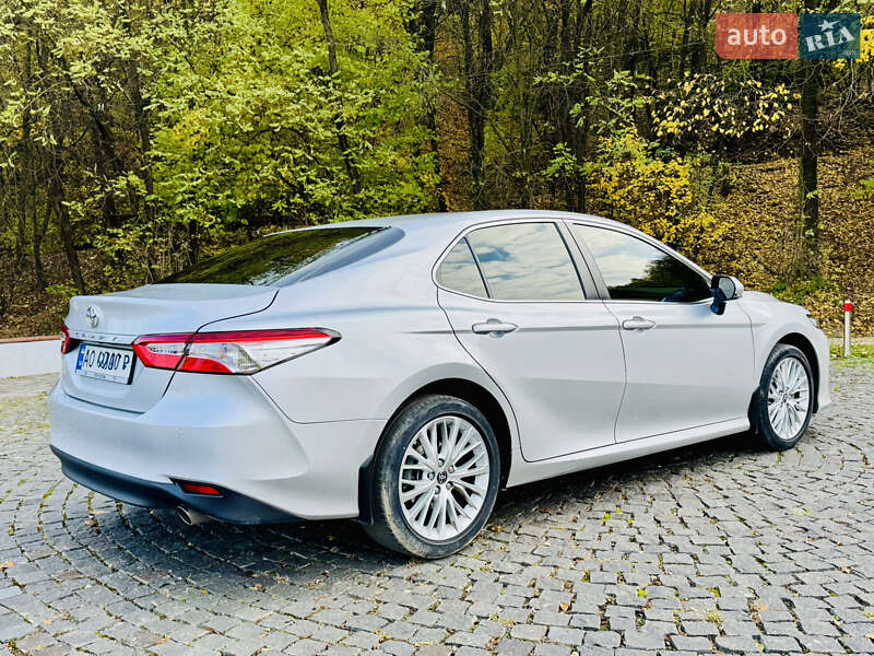 Седан Toyota Camry 2020 в Хусте