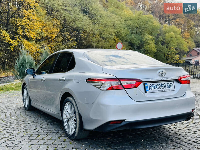 Седан Toyota Camry 2020 в Хусте