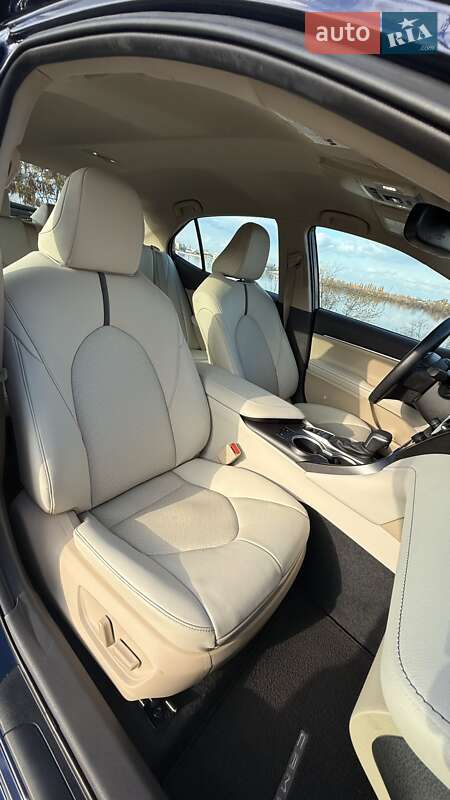 Седан Toyota Camry 2021 в Днепре