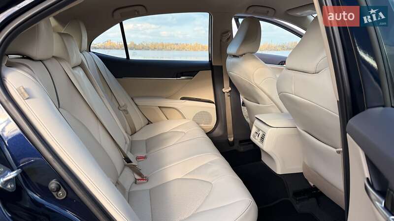 Седан Toyota Camry 2021 в Днепре