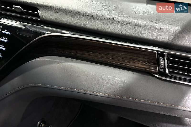 Седан Toyota Camry 2019 в Львове