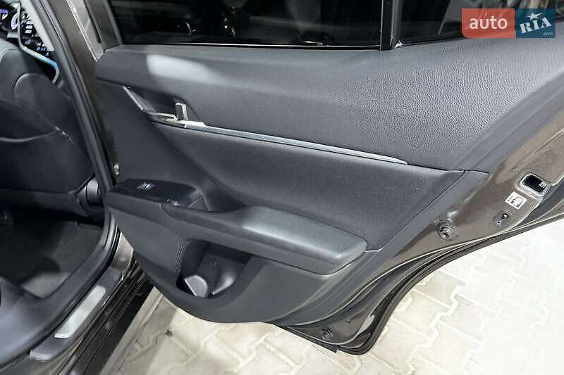 Седан Toyota Camry 2019 в Львове