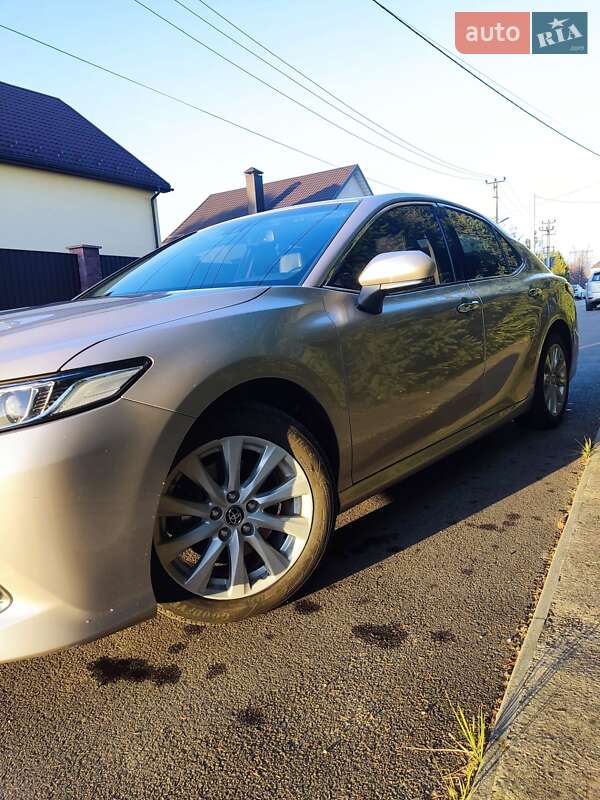 Седан Toyota Camry 2017 в Киеве