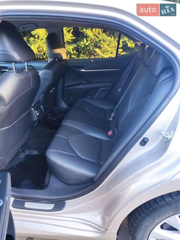 Седан Toyota Camry 2017 в Киеве