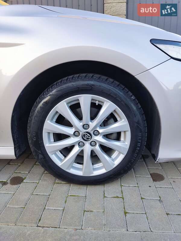 Седан Toyota Camry 2017 в Киеве