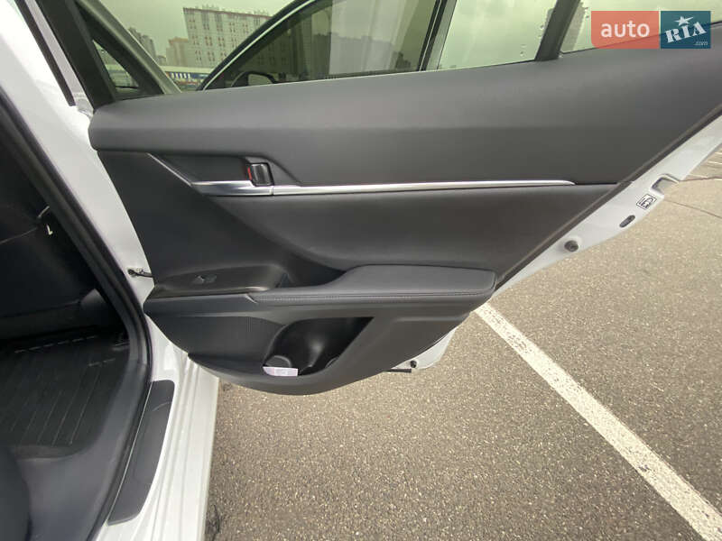 Седан Toyota Camry 2023 в Киеве