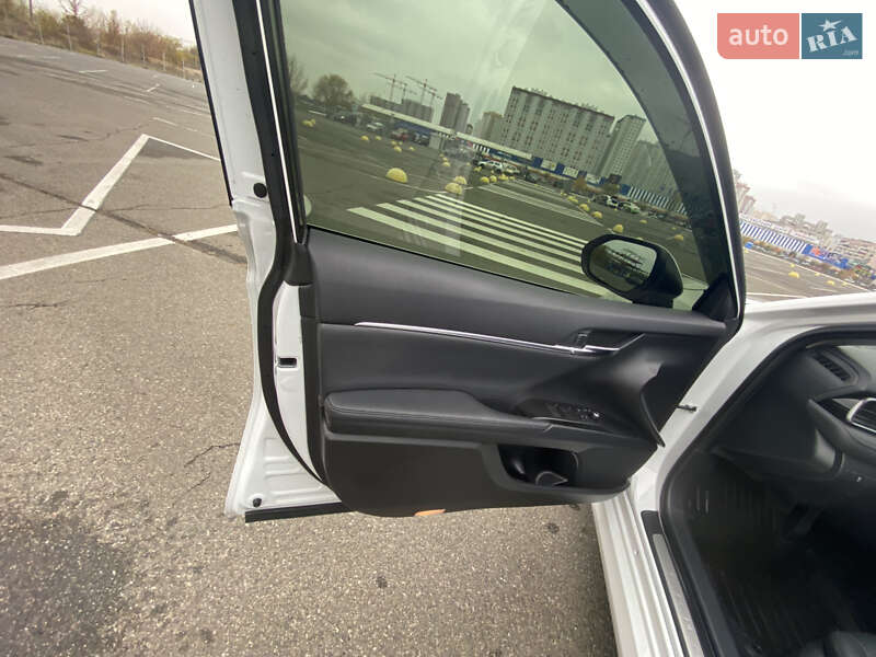 Седан Toyota Camry 2023 в Киеве