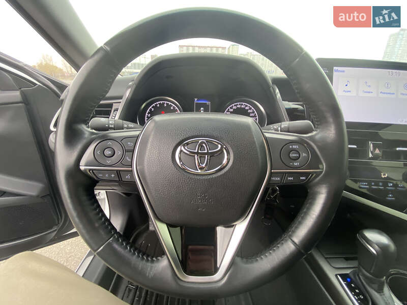 Седан Toyota Camry 2023 в Киеве