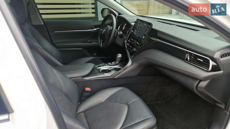 Седан Toyota Camry 2023 в Кропивницком