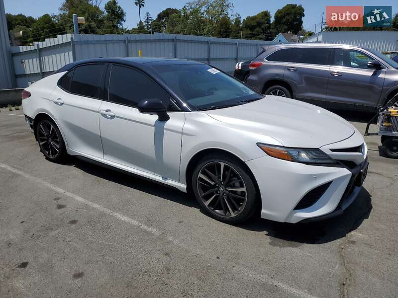 Седан Toyota Camry 2019 в Киеве