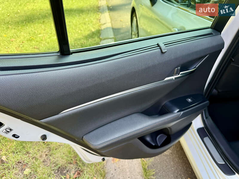 Седан Toyota Camry 2019 в Киеве