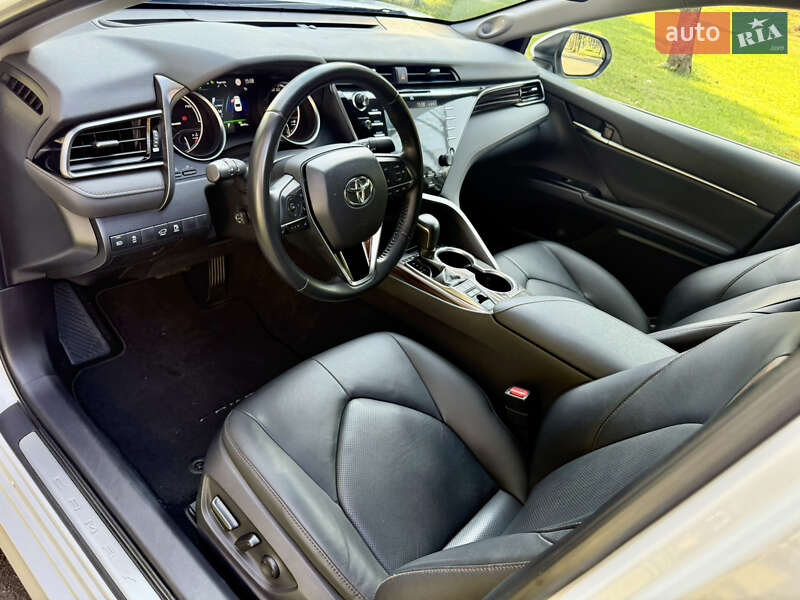 Седан Toyota Camry 2019 в Киеве
