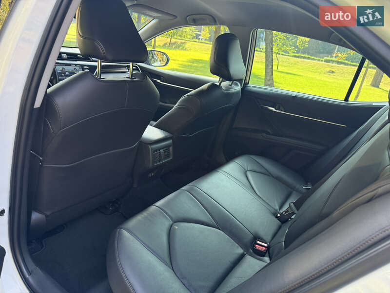 Седан Toyota Camry 2019 в Киеве