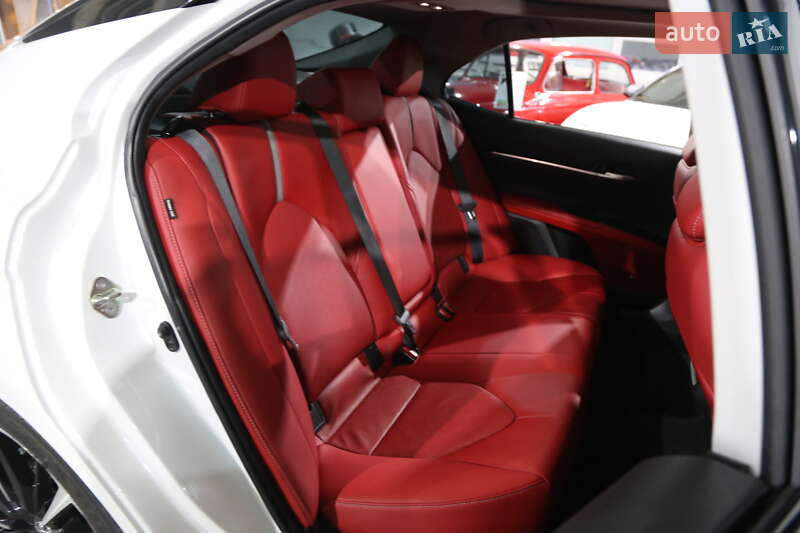 Седан Toyota Camry 2019 в Киеве