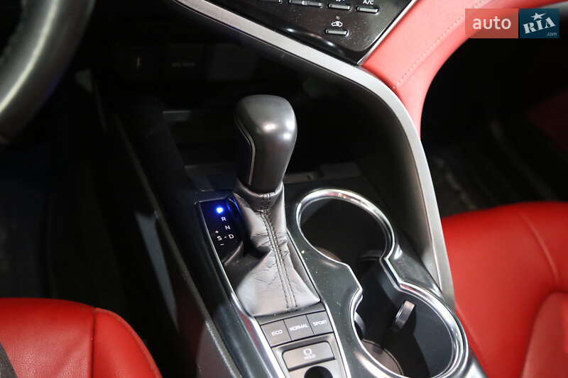 Седан Toyota Camry 2019 в Киеве