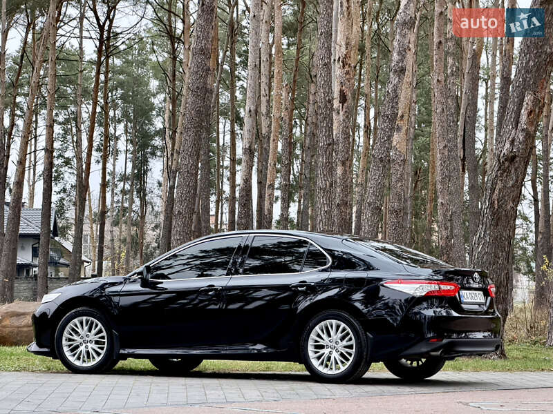 Седан Toyota Camry 2020 в Житомире
