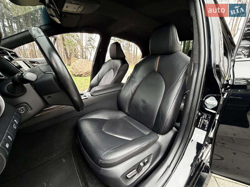 Седан Toyota Camry 2020 в Житомире