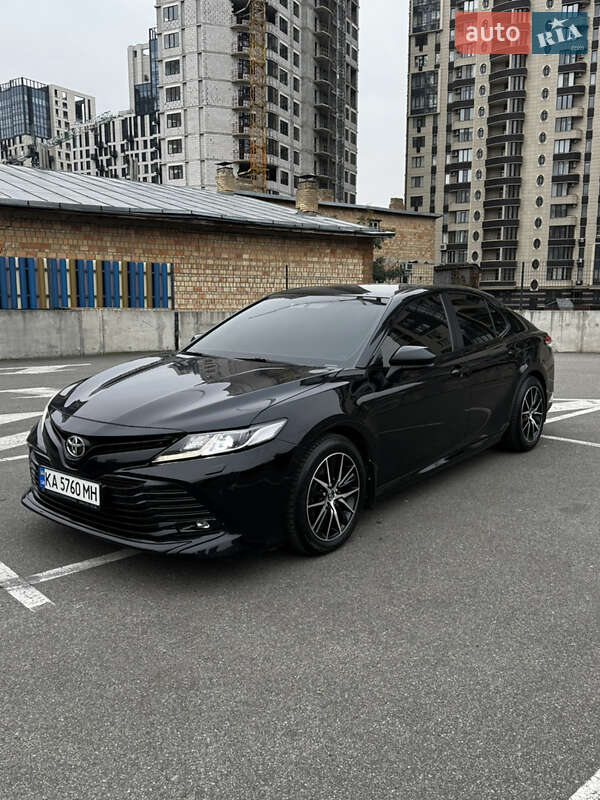 Седан Toyota Camry 2019 в Киеве