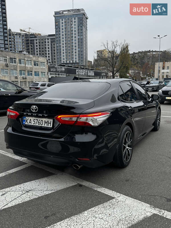 Седан Toyota Camry 2019 в Киеве