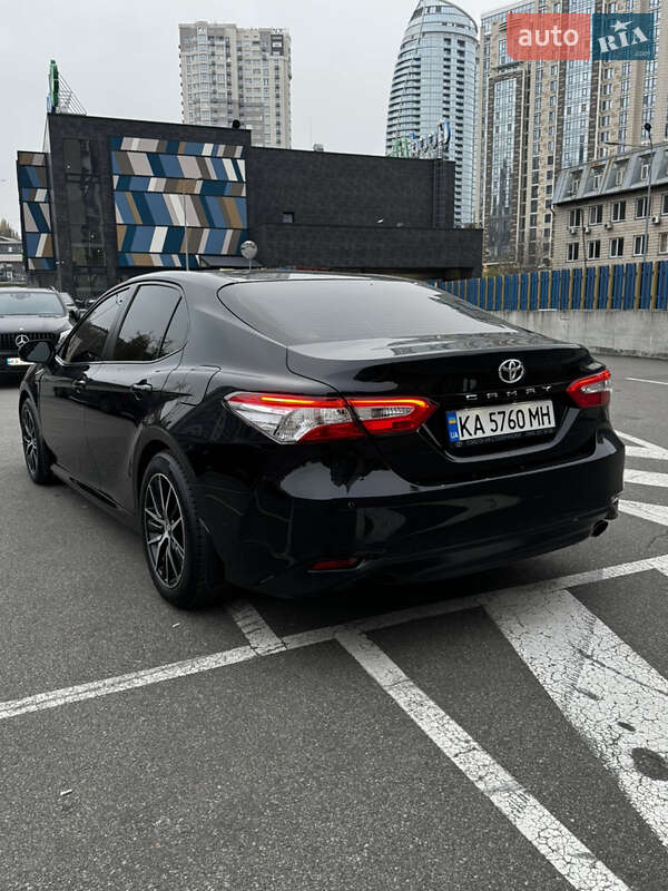 Седан Toyota Camry 2019 в Киеве
