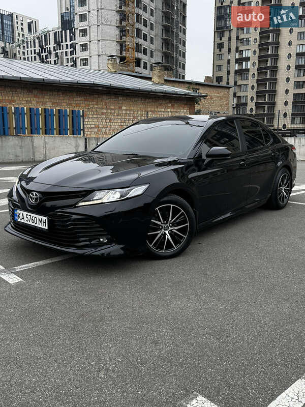 Седан Toyota Camry 2019 в Киеве