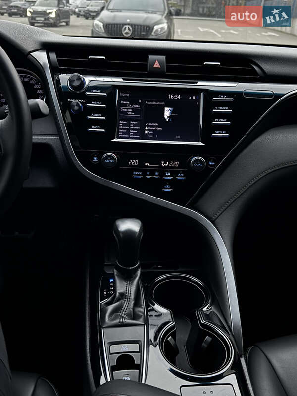 Седан Toyota Camry 2019 в Киеве